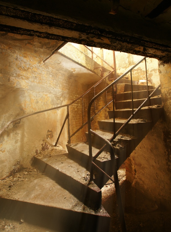 Treppe in Licht (farbig)