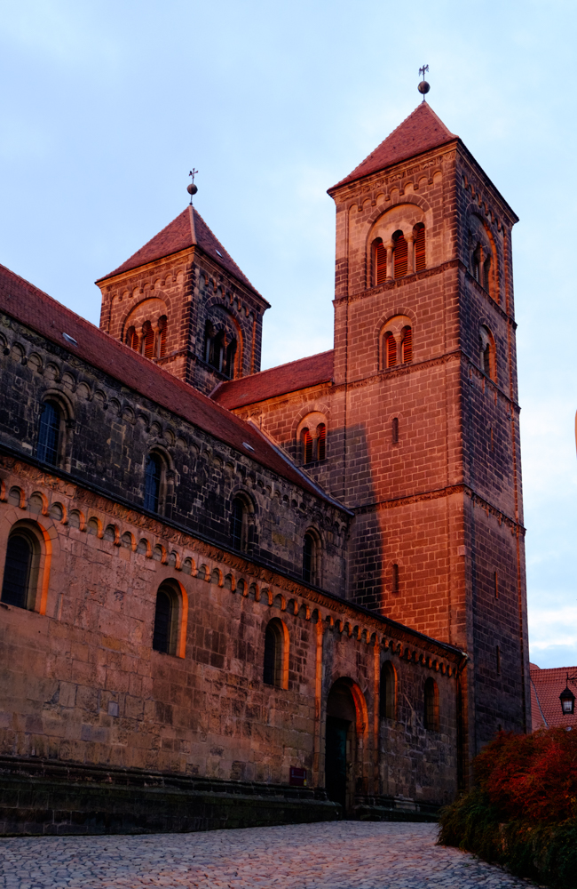 Burg im ersten Sonnenlicht