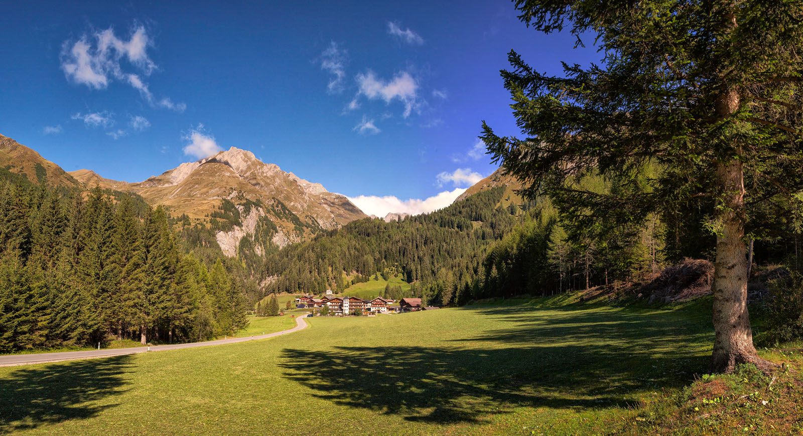 eines von drei Hotels steht in Kals