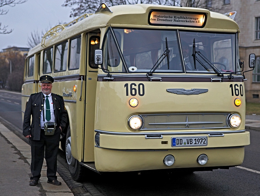 Ikarus 66 mit Schaffner